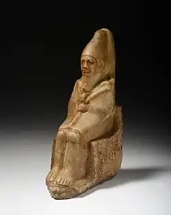 Statuette de Nynetjer représentant le roi portant le sceptre-héqa et le fléau-nekhekh (IIe&nbsp;dynastie).