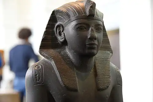 Statue de Ramsès IV, portant ses cartouches sur les épaules - British Museum.