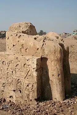 Partie basse d'une statue colossale de Ramsès&nbsp;II, la partie haute ayant été découverte en 2024.