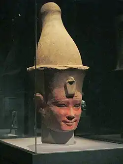 Statue monumentale de Sésostris&nbsp;Ier. XIIe dynastieCalcaire peint. DétailMedelhavsmuseet&nbsp;(en), Stockholm