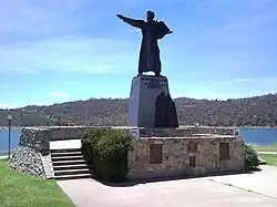 Le monument a l'explorateur Paweł Edmund Strzelecki.