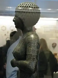 Statue de la princesse - prêtresse Takoushit. Alliage de cuivre avec incrustation de métaux précieux, v. 670Musée national archéologique d'Athènes