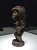 Statuette. H. 35&nbsp;cm. Style du pays d'origine, « école de Musamba ». Musée ethnologique de Berlin