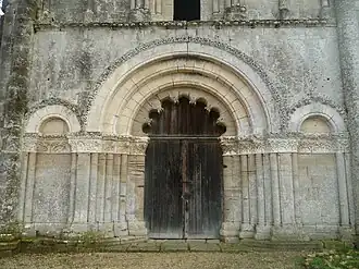 L'entrée, portail polylobé.