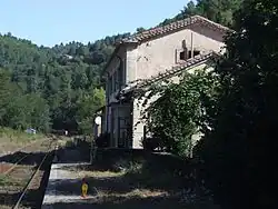 La voie unique, le quai et l'ancien bâtiment voyageurs.