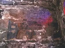 photographie couleurs : fresque sous diverses couches de plâtre : une figure féminine avec une auréole