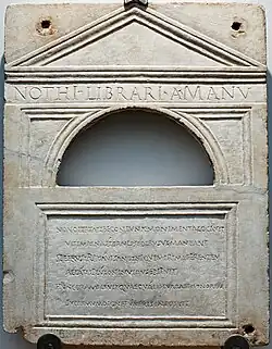 Stèle dédiée par sa femme à l'esclave Nothus, copiste et secrétaire, datant du Ier&nbsp;siècle.