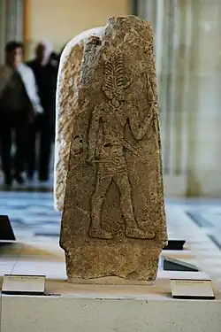 Stèle du dieu à la plume, XVIe – XIVe&nbsp;siècle, musée du Louvre.