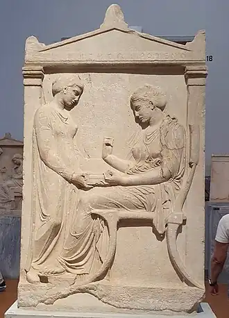 Stèle en marbre représentant deux femmes.