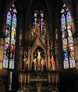 Chœur avec verrièreset maître-autel (XIXe).