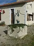 Puits devant la mairie et l'église.