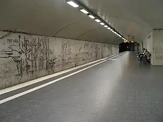 Intérieur de la station Östermalmstorg, avec les œuvres de Siri Derkert.