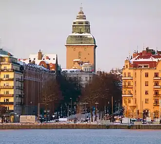 La tour du palais de justice et la place Kungsholmstorg vus du Riddarfjärden.