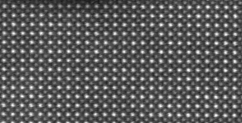 Imagerie en champ sombre annulaire&nbsp;(en) grand angle à résolution atomique d'un cristal de SrTiO3 réalisée par microscopie électronique en transmission à balayage (STEM-HAADF) : les atomes de strontium apparaissent clairs et ceux de titane apparaissent sombres.