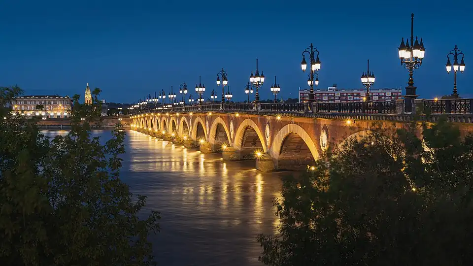 Vue depuis la rive gauche de la Garonne.