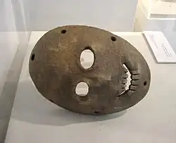 Masque en pierre mis au jour dans les collines de Hébron. Musée de la Préhistoire Moshe Stekelis, Haïfa.