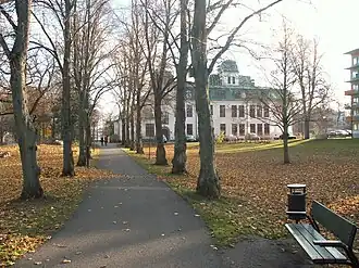 Långbroparken, Stora Kvinns