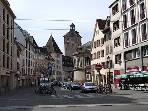 À droite, entrée de la ruelle au no&nbsp;4 de la rue des Bouchers, le long de la rotonde.