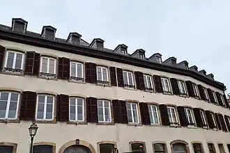 no&nbsp;1 : large immeuble à douze travées de fenêtres.