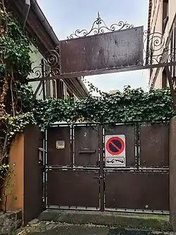 Le no&nbsp;2, fermé par un portail.