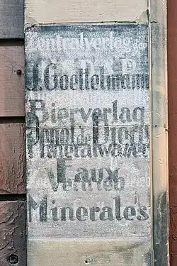 Inscriptions superposées.