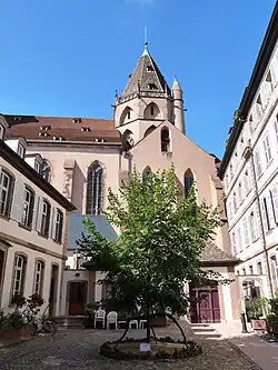À l'ombre de l'église Saint-Thomas.