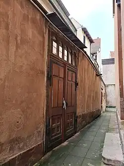 Porte depuis la cour.