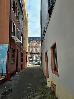 Face à l'hôtel de Hanau (1).