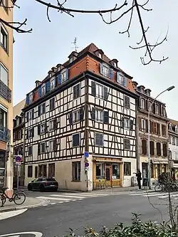 no&nbsp;2, à l'angle avec la rue de Zurich.