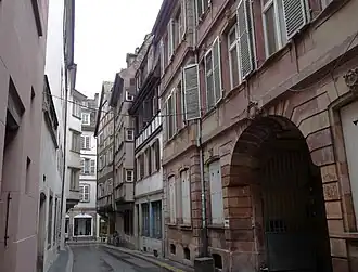 À droite, façade en grès du no&nbsp;3.