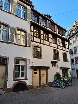 Angle avec la rue du Coin-Brûlé (no&nbsp;2).