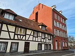 Depuis la place du Quartier-Blanc, les nos&nbsp;2 et 4.