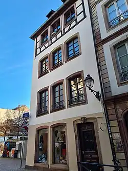 Angle avec le no&nbsp;8 de la rue des Veaux.