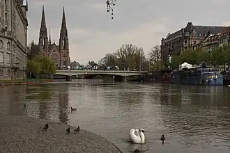 Vue sur le Pont Royal, avec au fond l'église saint-Paul et à droite la Gallia
