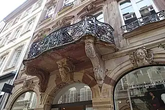 Balcon sur consoles sculptées.