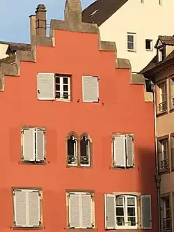 Le pignon en escalier du no&nbsp;10.