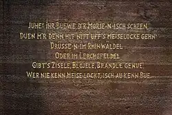 Poème gravé à l’arrière du piédestal de la statue.