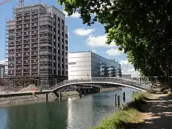 La tour, en travaux.