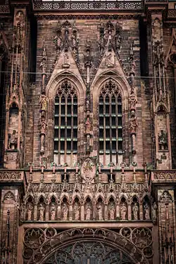 Clocher intégré dans la façade, cathédrale de Strasbourg.