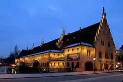 Éclairage nocturne de l’ancienne douane vue depuis le pont du Corbeau.