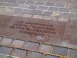 Marquage au sol symbolisant l'emplacement de l'ancienne synagogue.