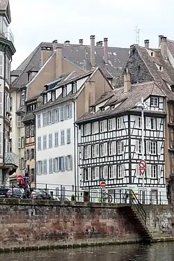 De droite à gauche, les nos&nbsp;2, 4 et 6.