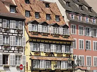 Fenêtres et toitures des nos&nbsp;22, 24 et 26.