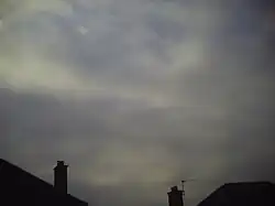 Stratocumulus translucidus : Ces nuages peuvent même permettre de discerner faiblement le bleu du ciel à la jonction de leurs éléments constitutifs.