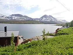 Vue du Straumsfjorden depuis Skavberg sur Kvaløya avec dans le fond le Bentsjordtinden.