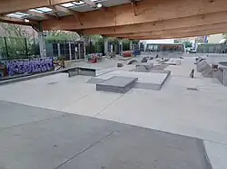 Aire de street depuis le fond du skatepark.