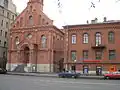 Vue de l'église estonienne Saint-Jean et de l'ancienne maison paroissiale à droite, à Saint-Pétersbourg