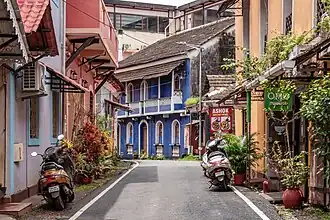 Une rue dans le quartier de Fontainhas à Panjim. Un des quartiers historiques de la ville, daté essentiellement des XIXe et XXe&nbsp;siècles.
