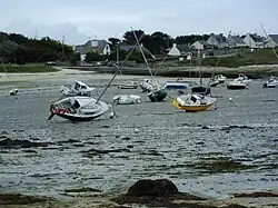 Bateaux échoués sur la grève à marée basse dans le port de Porspaul.