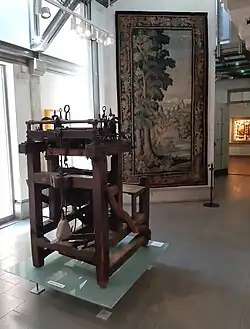 Un cadre de bas de bonneterie du XVIIIe&nbsp;siècle